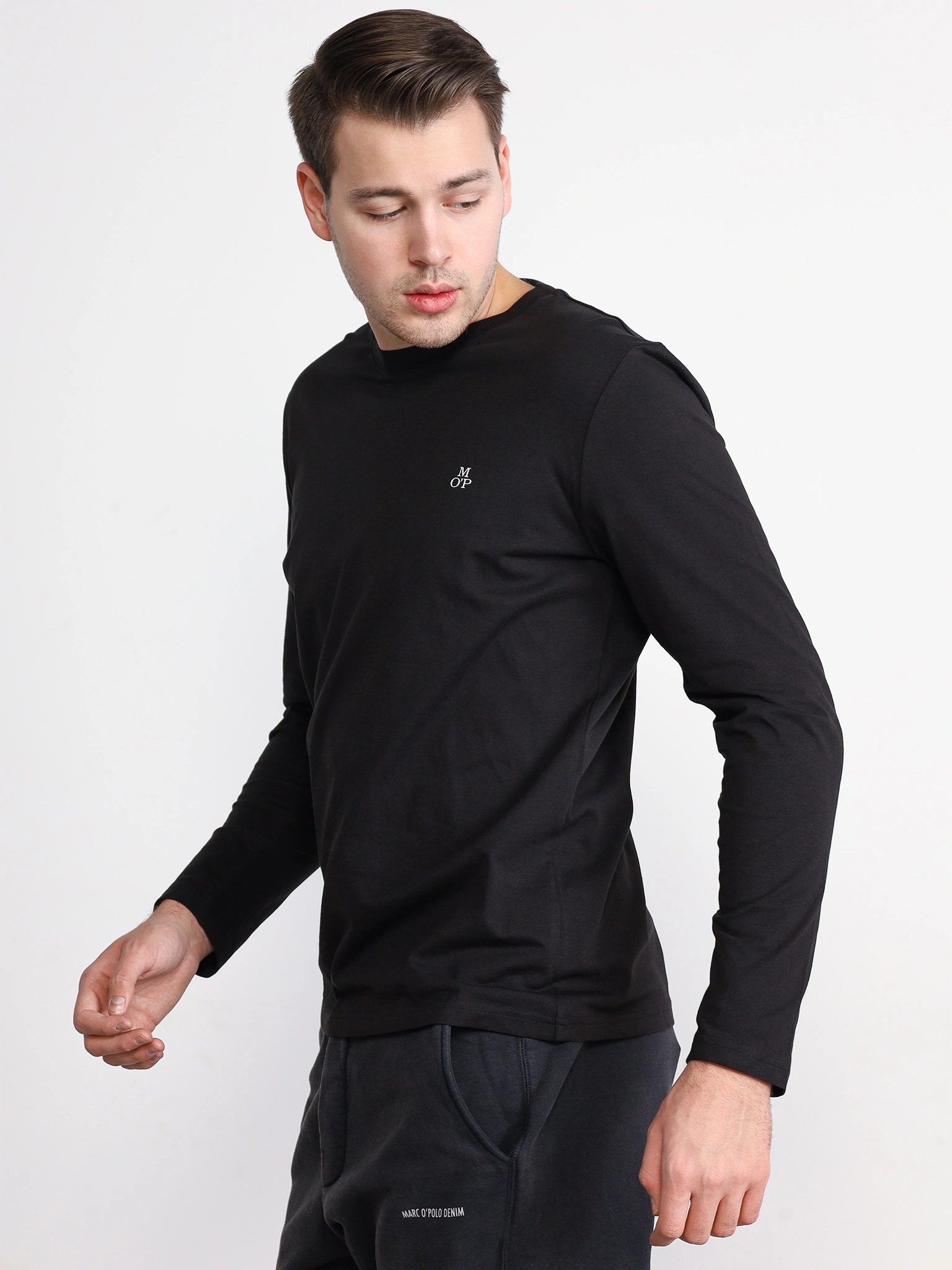 Футболка черного цвета из хлопка с длинным рукавом